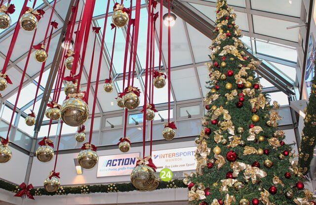 Man sieht das weihnachtlich geschmückte Lausitz-Center.