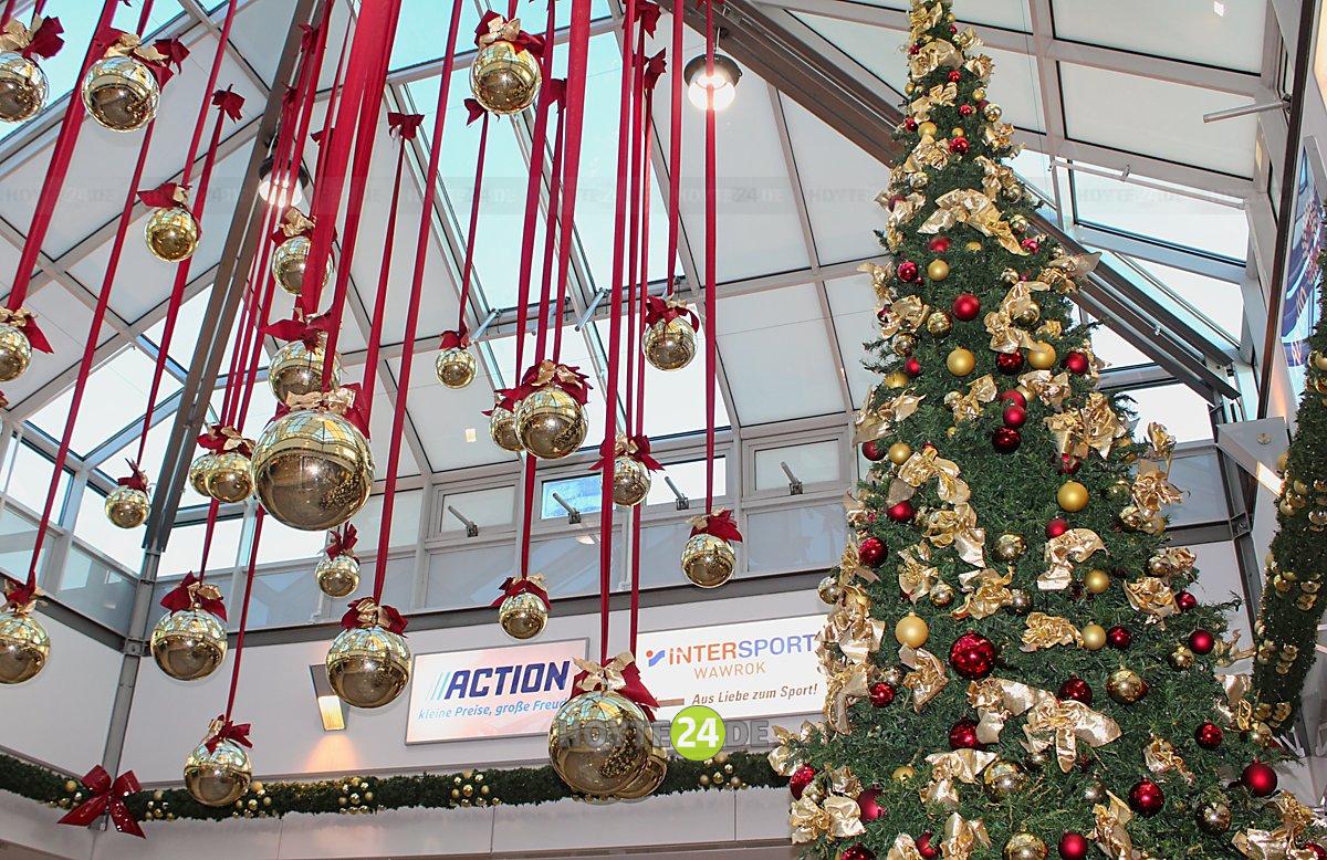 Man sieht das weihnachtlich geschmückte Lausitz-Center.
