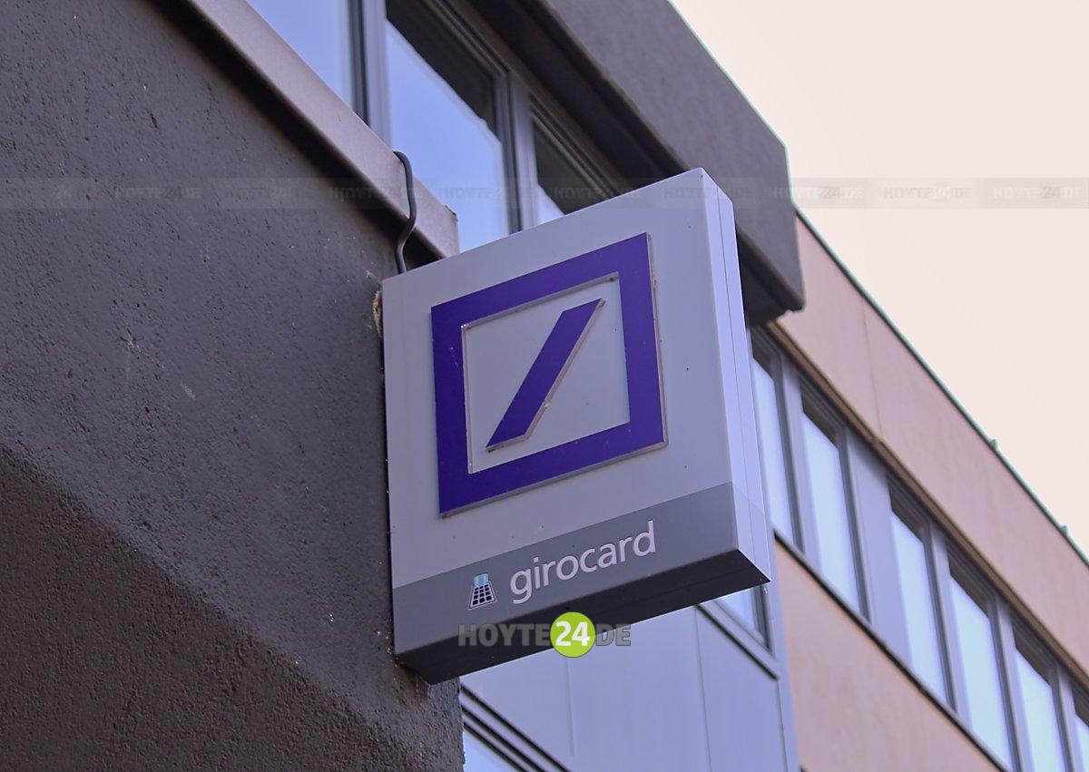 Man sieht das Logo der Deutschen Bank am Einsteinhaus.