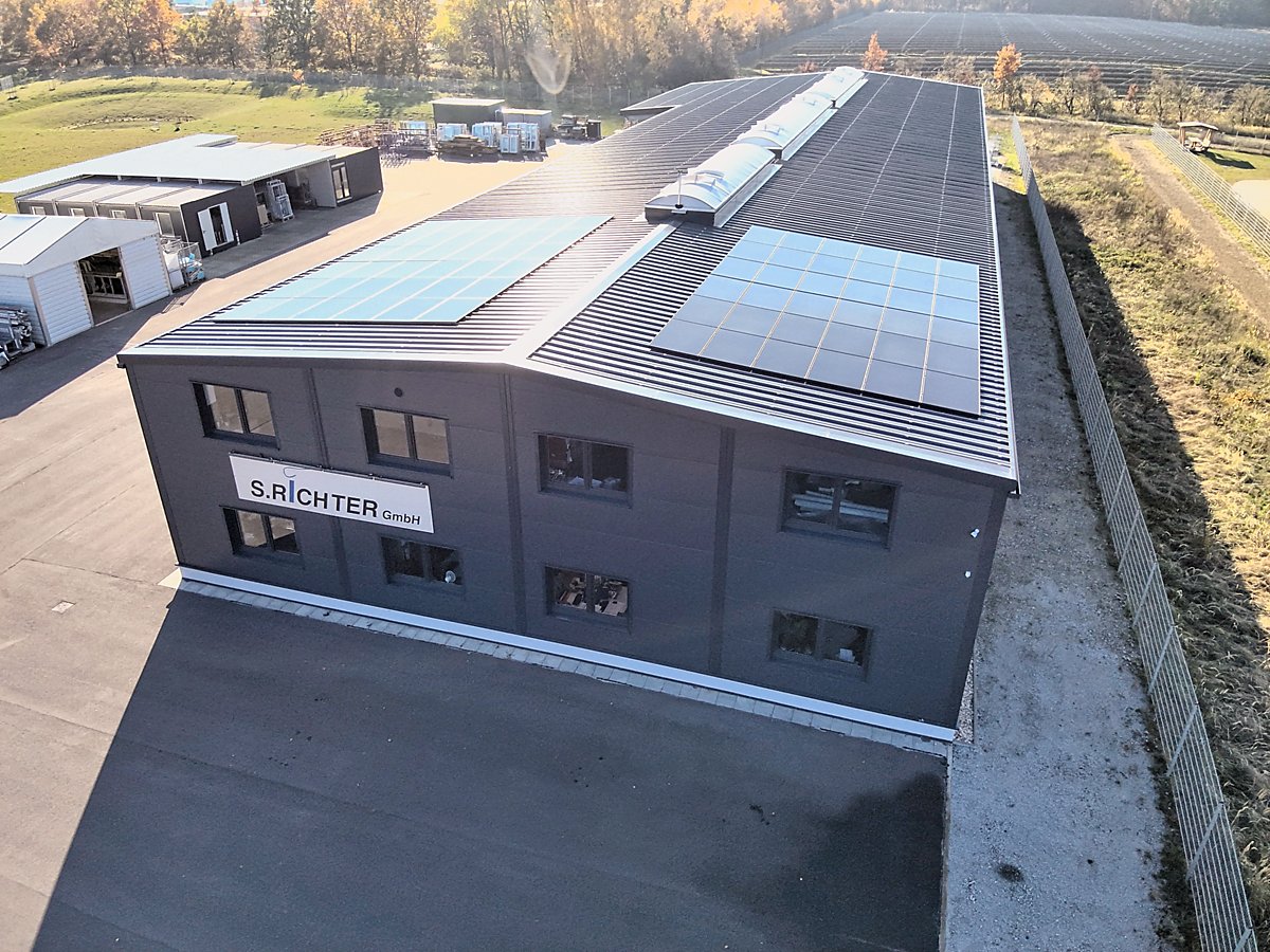 Man sieht die Photovoltaikanlage auf dem Dach der Werkhalle der S. Richter GmbH in Nardt.