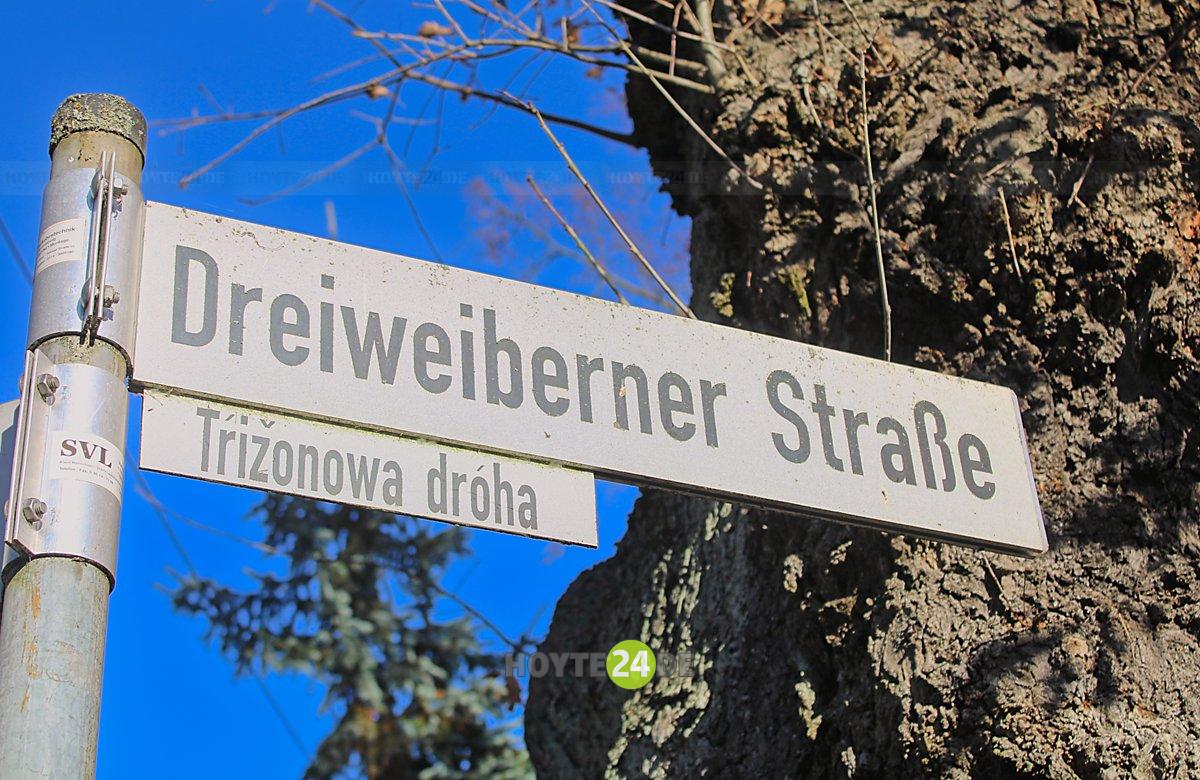Man sieht ein Straßenschild Dreiweiberner Straße.