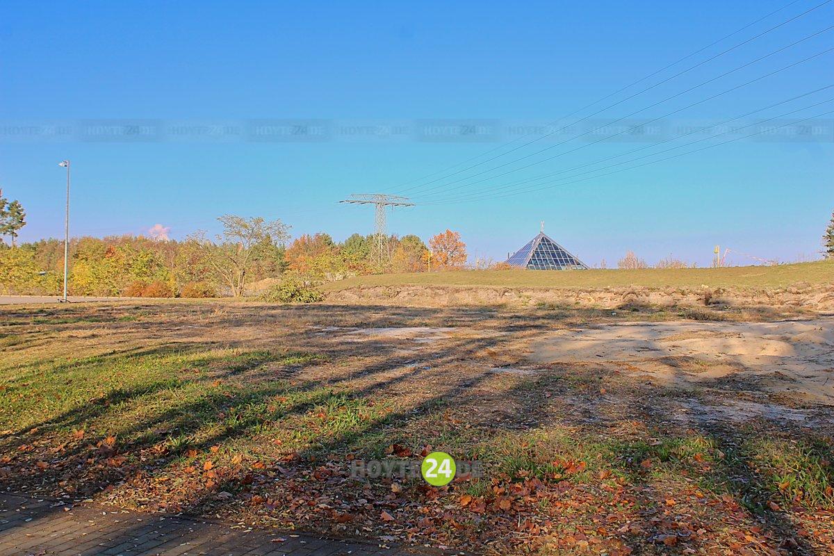 Man sieht eine Freifläche in Lohsa, im Hintergrund die Pyramide.