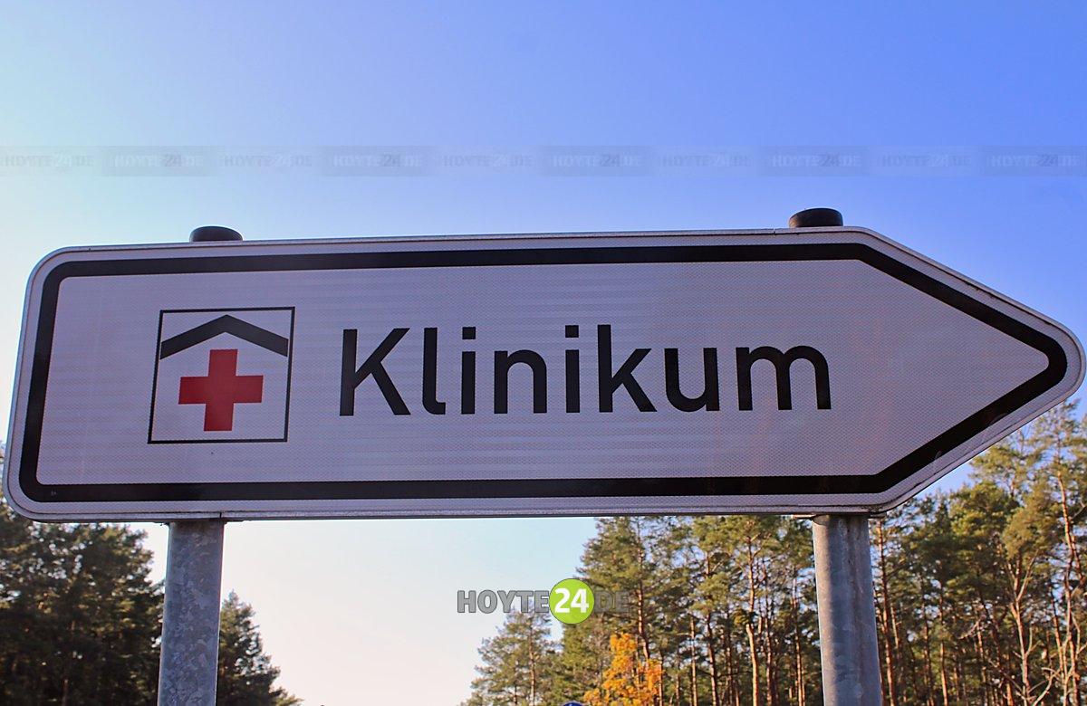 Man sieht ein Hinweisschild mit der Aufschrift Klinikum.