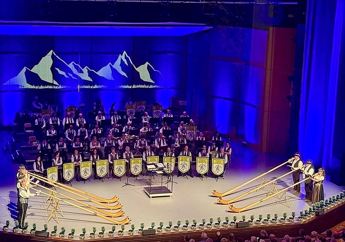 Man sieht das Orchester Lausitzer Braunkohle und die Lausitzer Hangfichten.