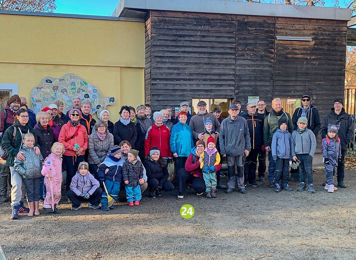 Man sieht die Teilnehmerinnen und Teilnehmer des Zoo-Putzes.