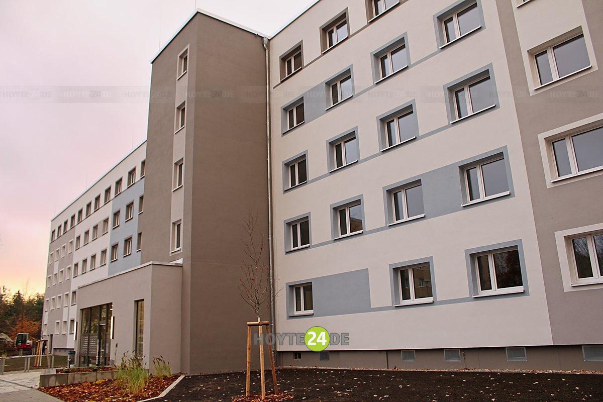 Man sieht den umgebauten Block in der Gneisenaustraße in Hoyerswerdas WK IX.