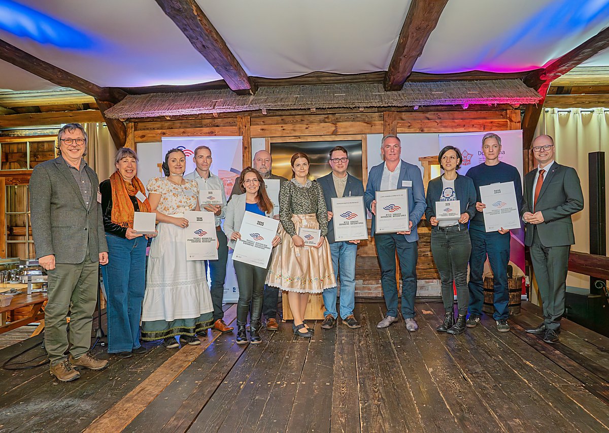 Man sieht die Ausgezeichneten in der Krabat-Mühle stehen. Widźiš wuznamjenjenych w Krabatowym młynje stejo.