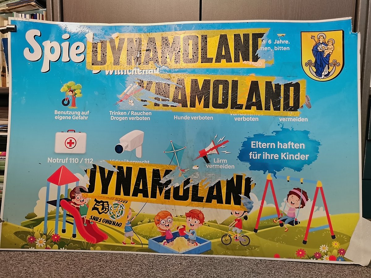 Man sieht das abgerissene Schild.