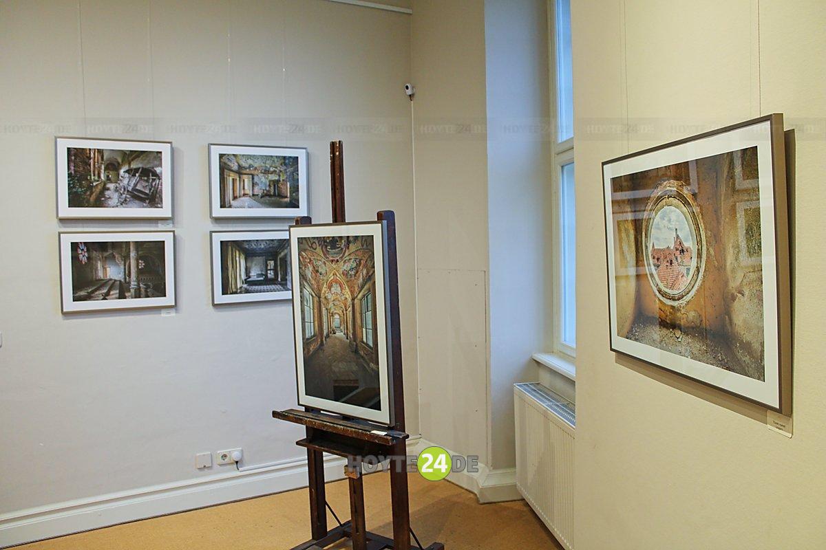 Man sieht einen Blick in die Sonderausstellung "Zeitflocken" im Stadtmuseum Hoyerswerda.