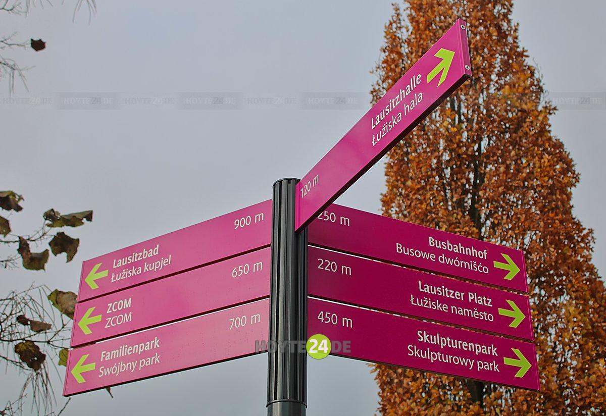 Man sieht einen der neuen Wegweiser.