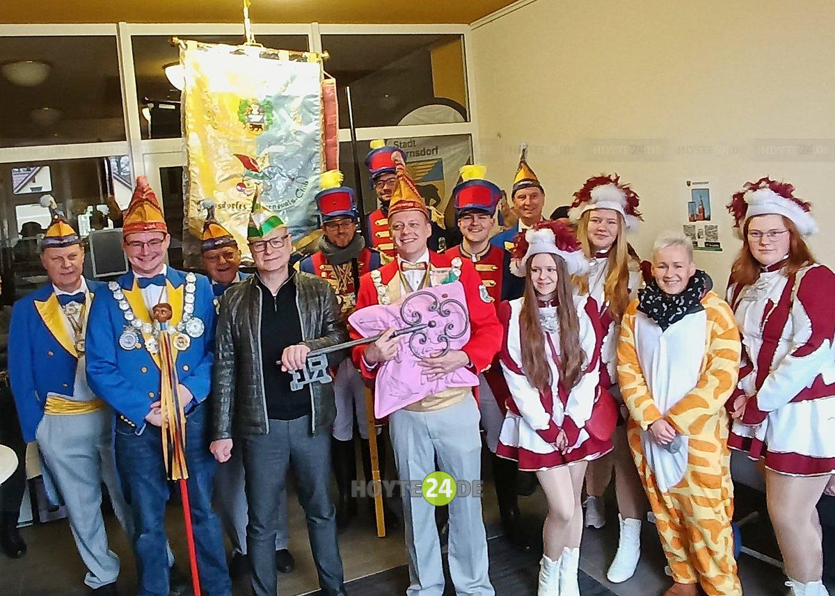 Man sieht ein Bild vom Karnevalsauftakt in Bernsdorf.