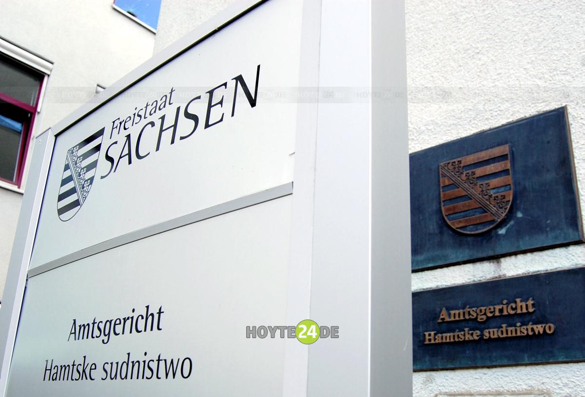 Man sieht Schilder Amtsgericht - Hamtske sudnistwo.