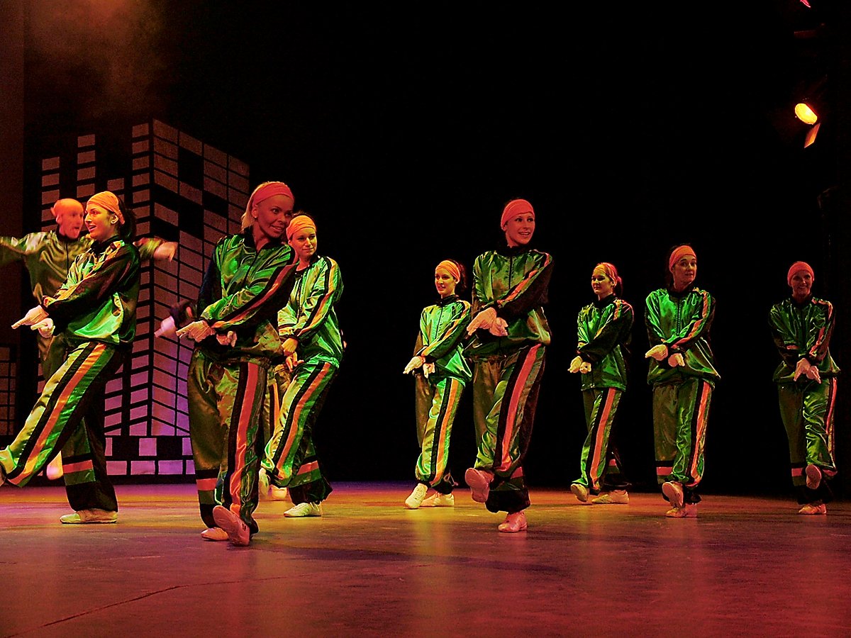 Man sieht Tänzerinnen und Tänzer.