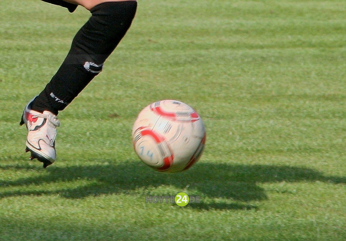 Man sieht einen Fußball und ein Fußballer-Bein.