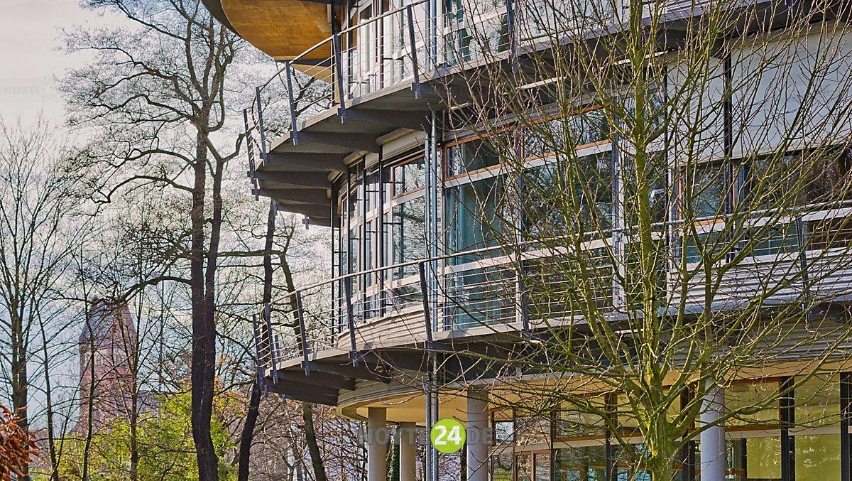 Man sieht einen Teil des Johanneums.