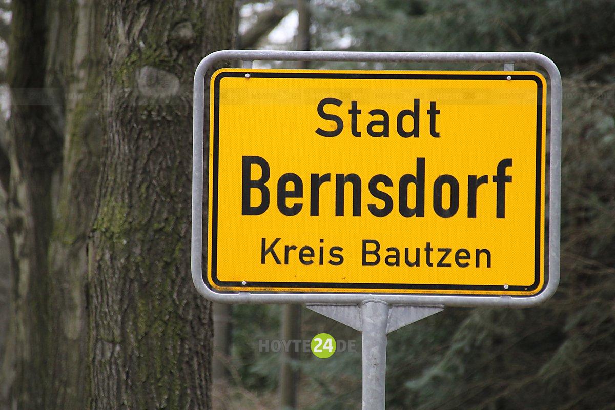 Man sieht das Ortseingangsschild von Bernsdorf.