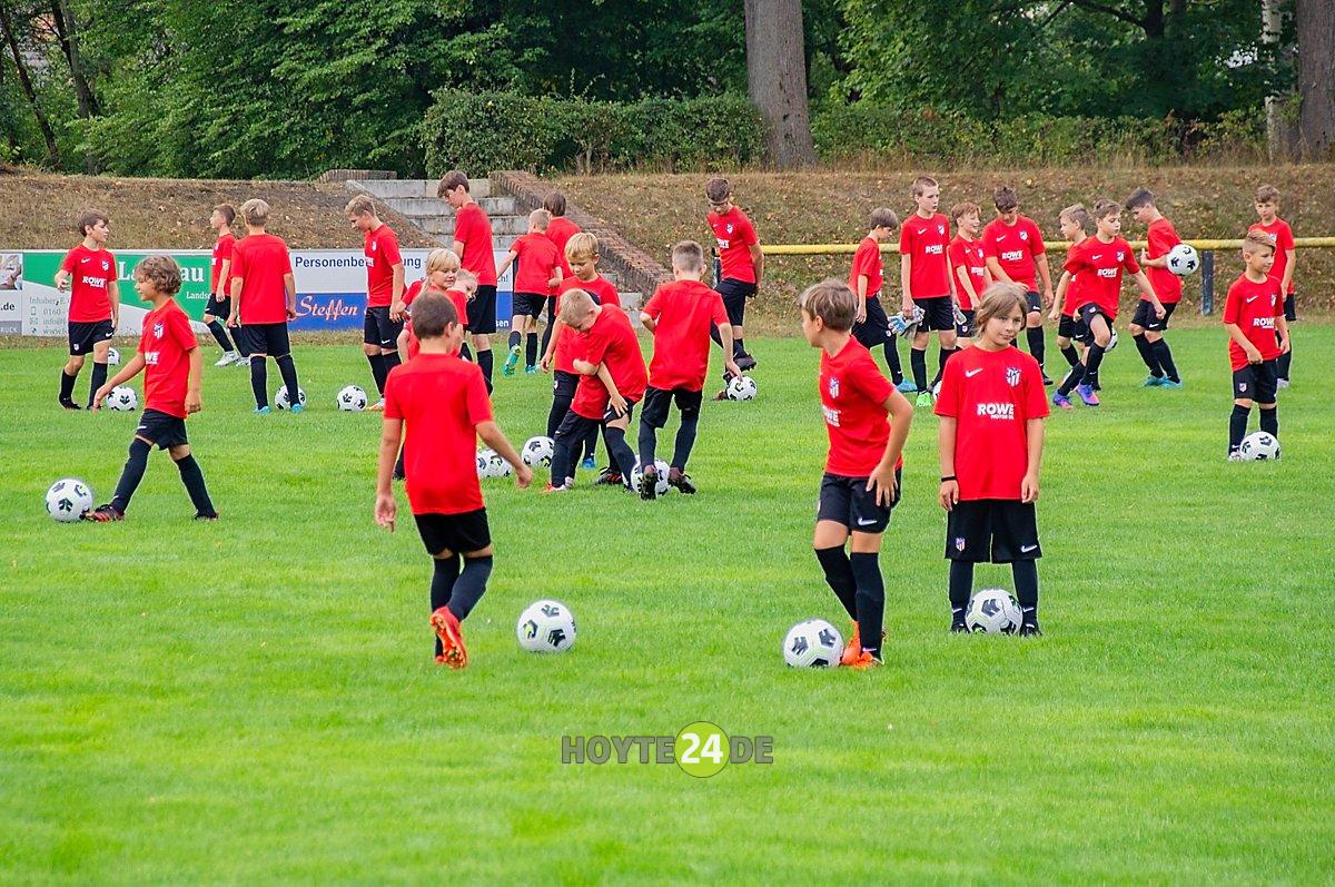 Man sieht Kinder beim Fußball.