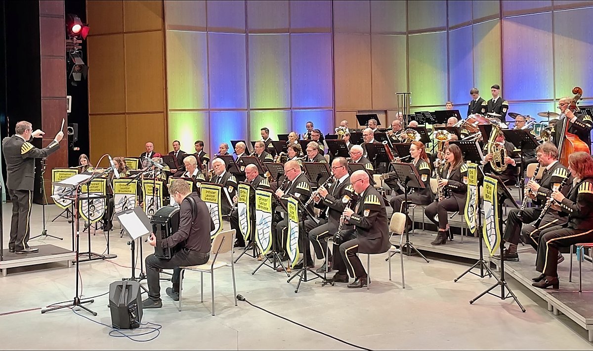 Man sieht das Orchester Lausitzer Braunkohle.