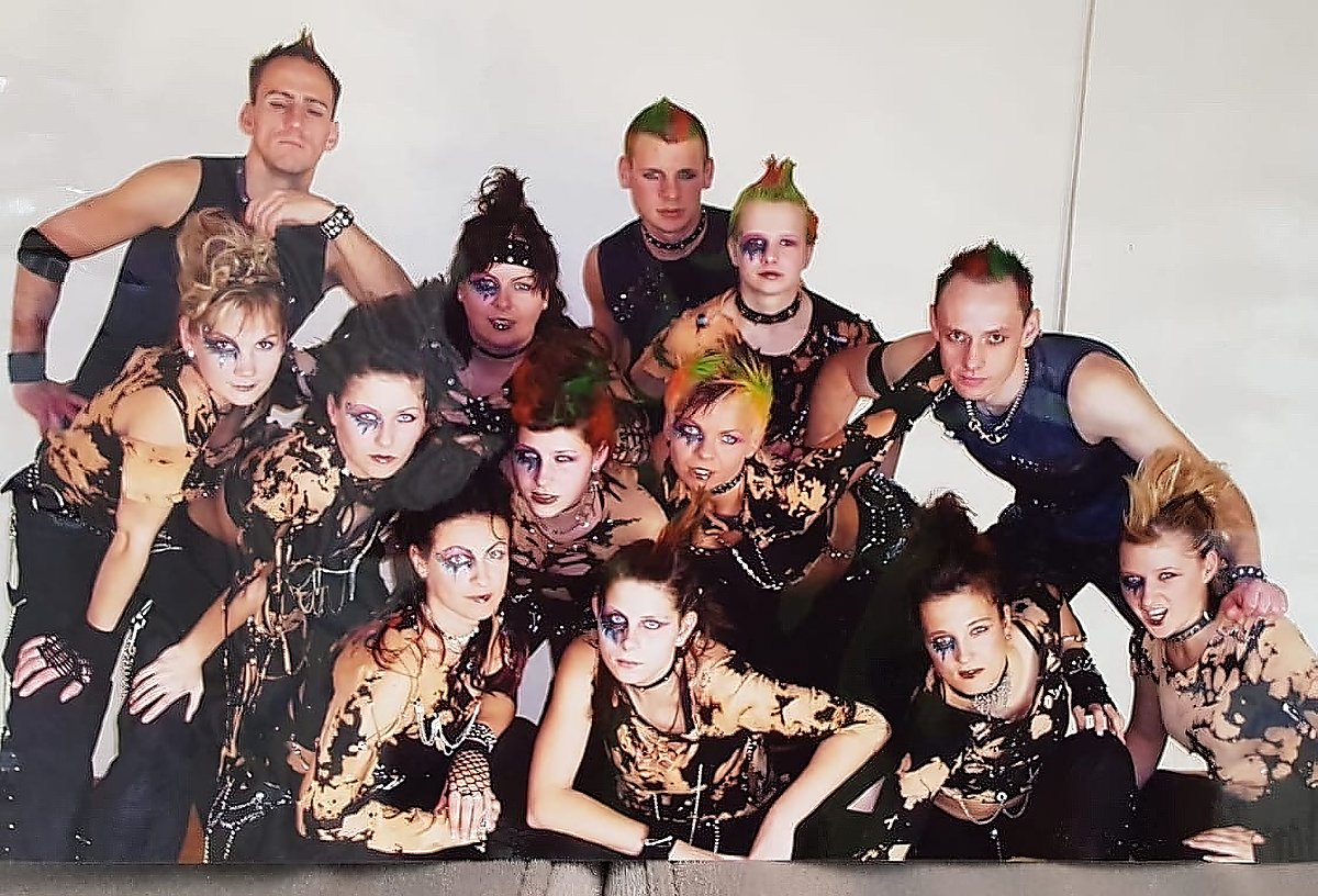 Man sieht Tänzerinnen und Tänzer.