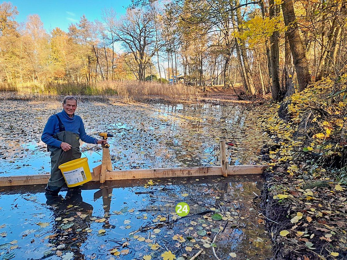 Man sieht Herbert Schnabel im Waldbadteich.