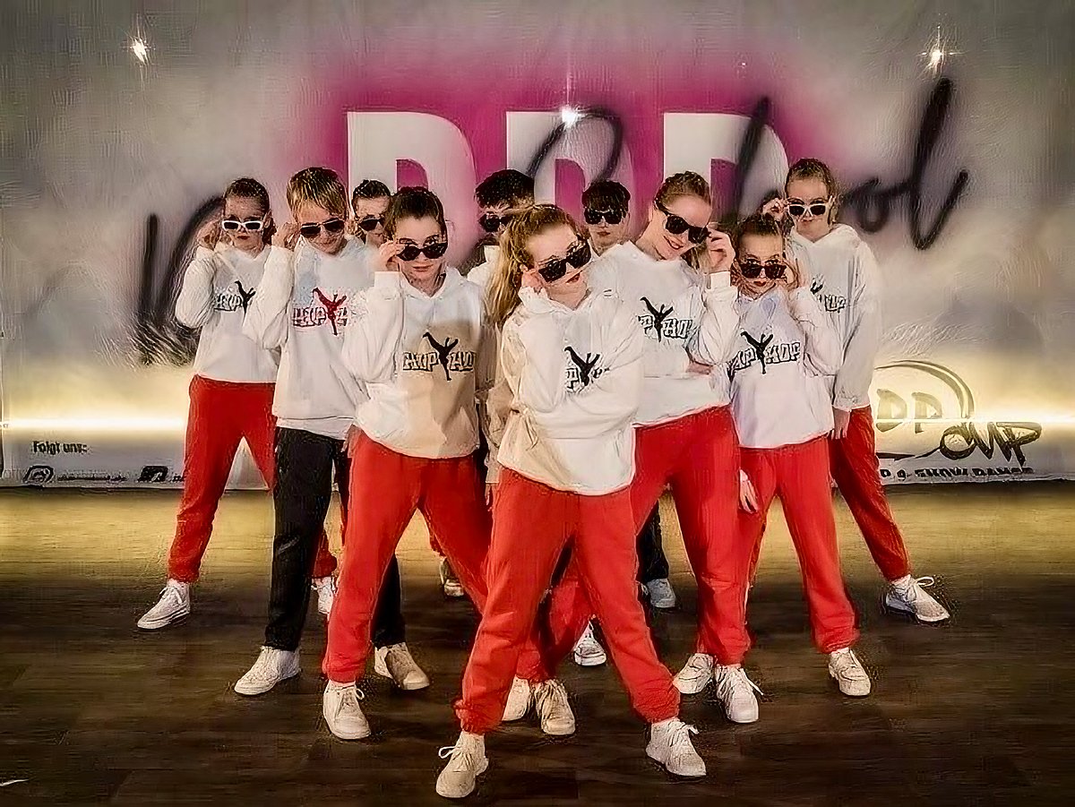 Man sieht Tänzerinnen und Tänzer.