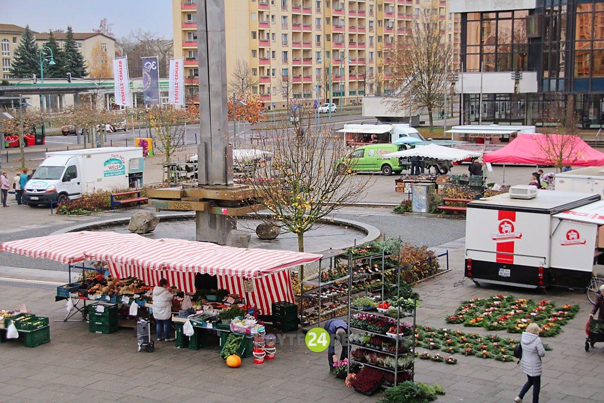 Man sieht den Wochenmarkt auf dem Lausitzer Platz.