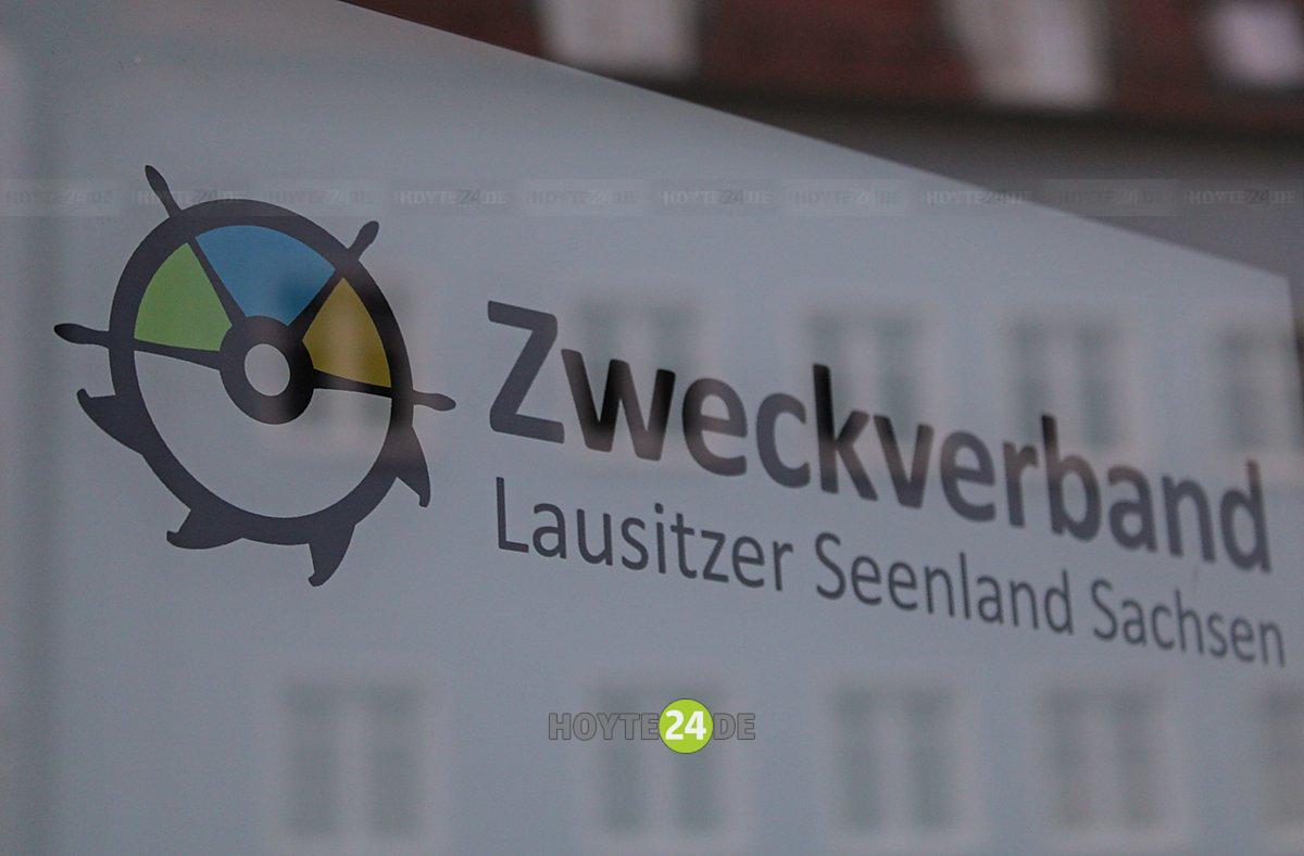 Man sieht das Schild Zweckverband Lausitzer Seenland Sachsen.