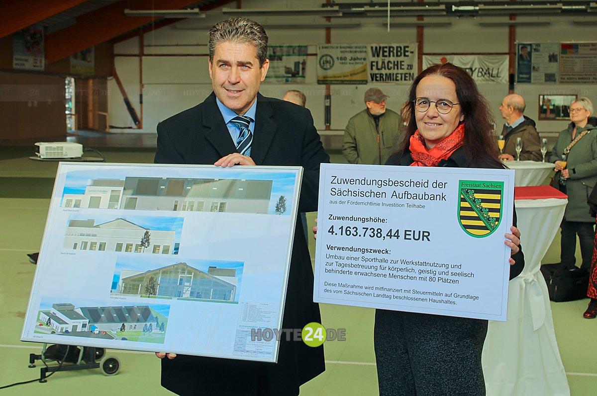 Man sieht Robert Rys mit den Umbauplänen und Dagmar Neukirch mit dem Förderscheck.