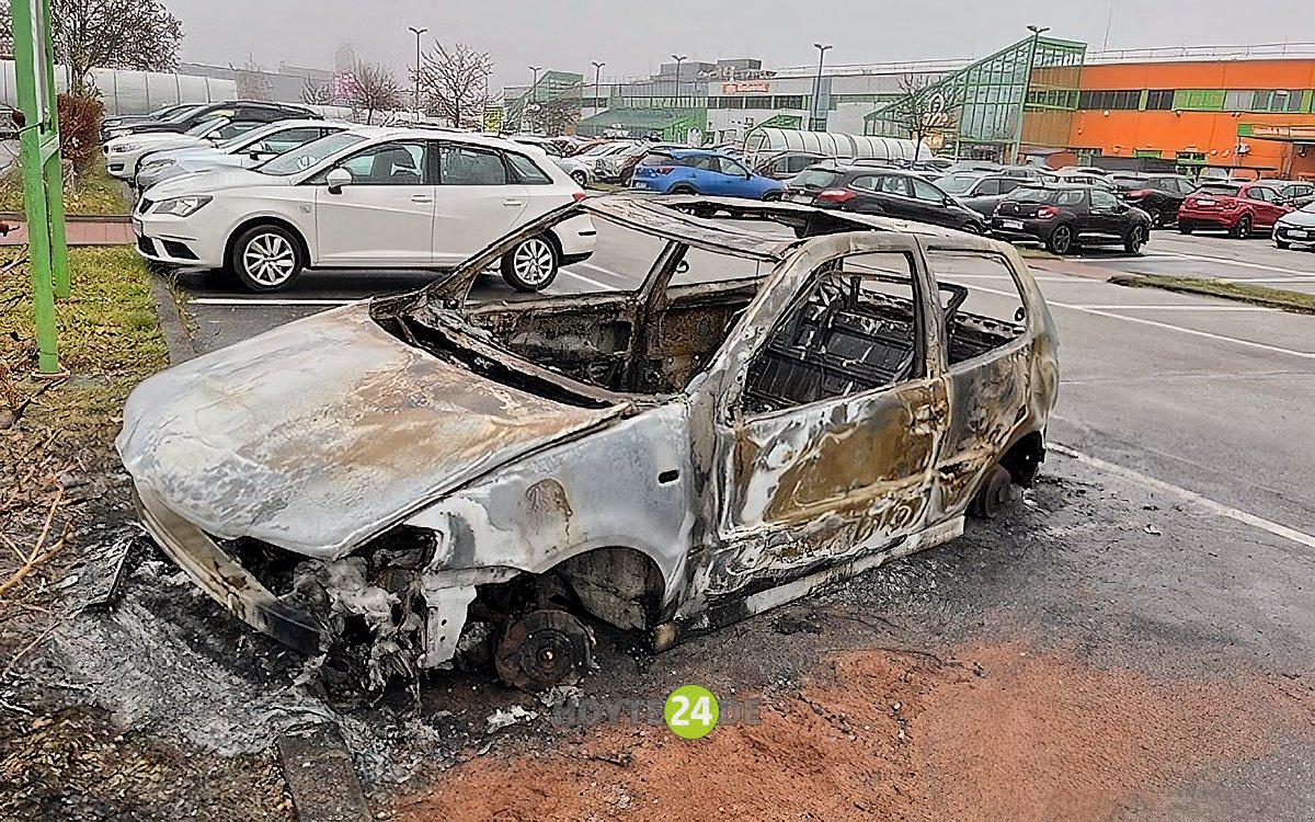 Man sieht das abgebrannte Auto.
