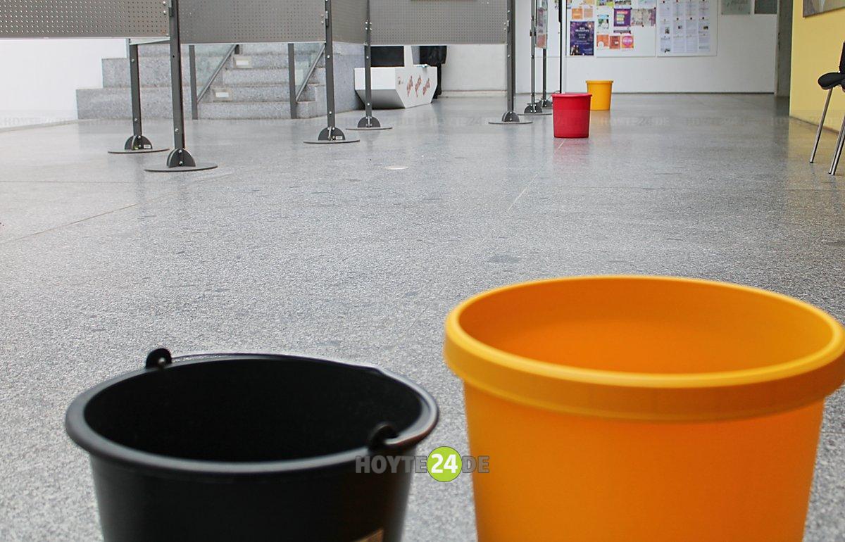 Man sieht Eimer im Lichthof des Rathauses.