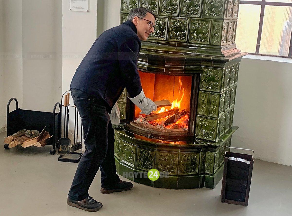Der Kachelofen im Bergbaumuseum wird angeheizt.