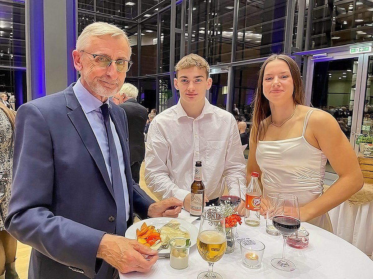 Man sieht Innenminister Armin Schuster sowie die SC-Sportakrobaten Lewis Gröllich und Johanna Schöne.