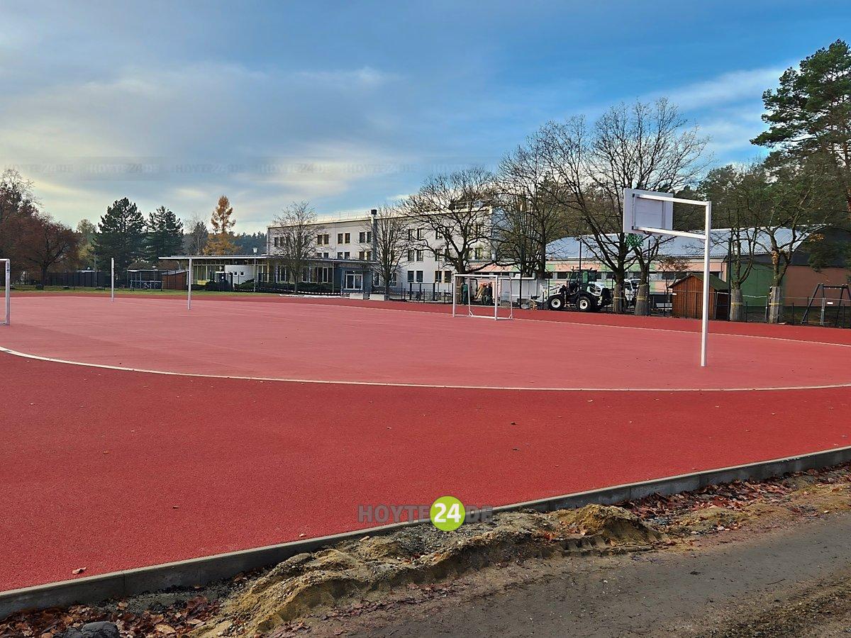 Man sieht den neuen Sportplatz an der Coppi-Schule in Lauta.
