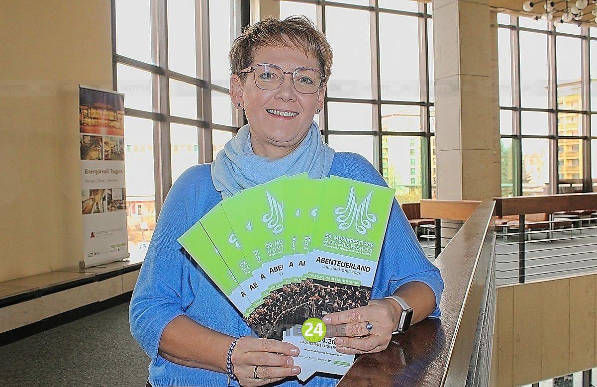 Man sieht Christiane Vogel mit Flyern für die Musikfesttage 2026.