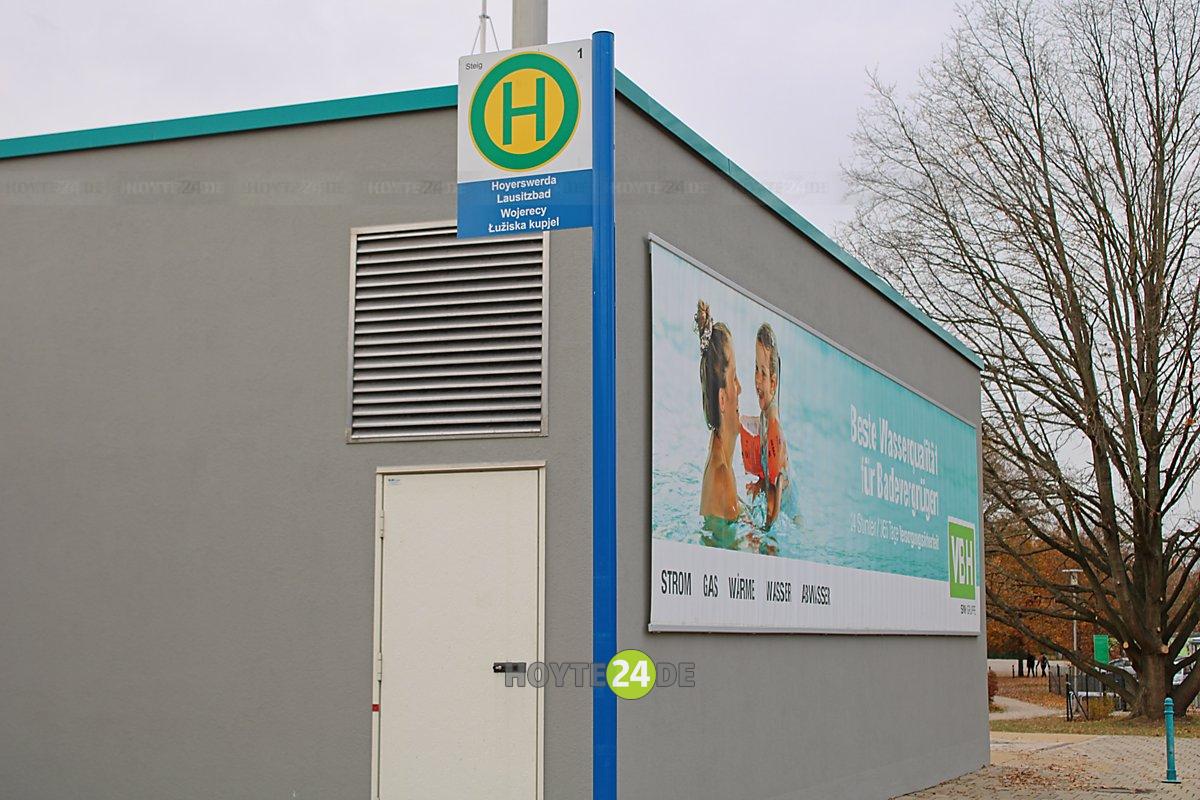 Man sieht das Haltestellenschild am Lausitzbad.