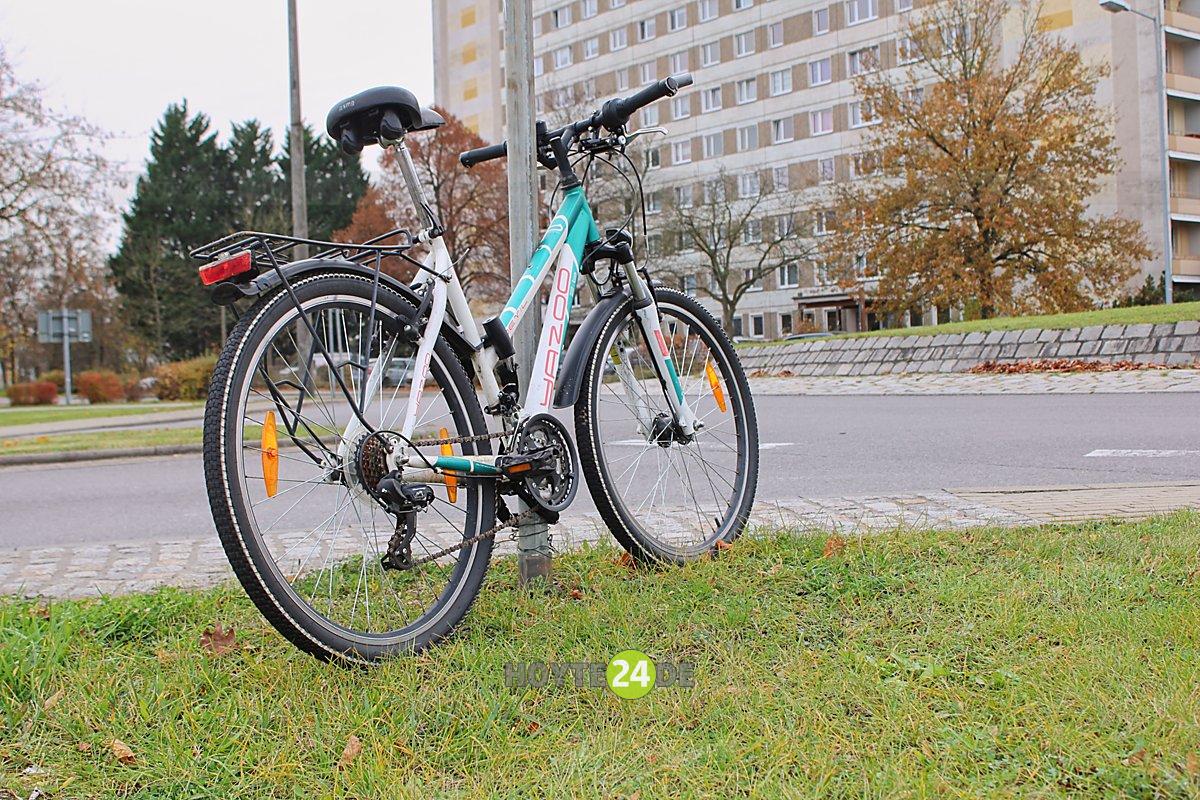 Man sieht das Fahrrad am Kreisverkehr.