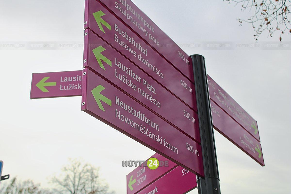 Man sieht einen der neuen Wegweiser.