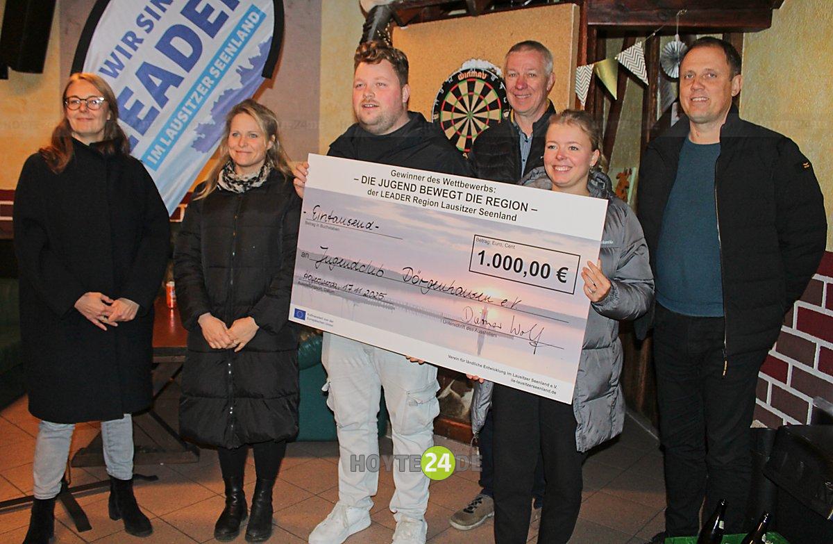 Man sieht die Scheckübergabe in Dörgenhausen.