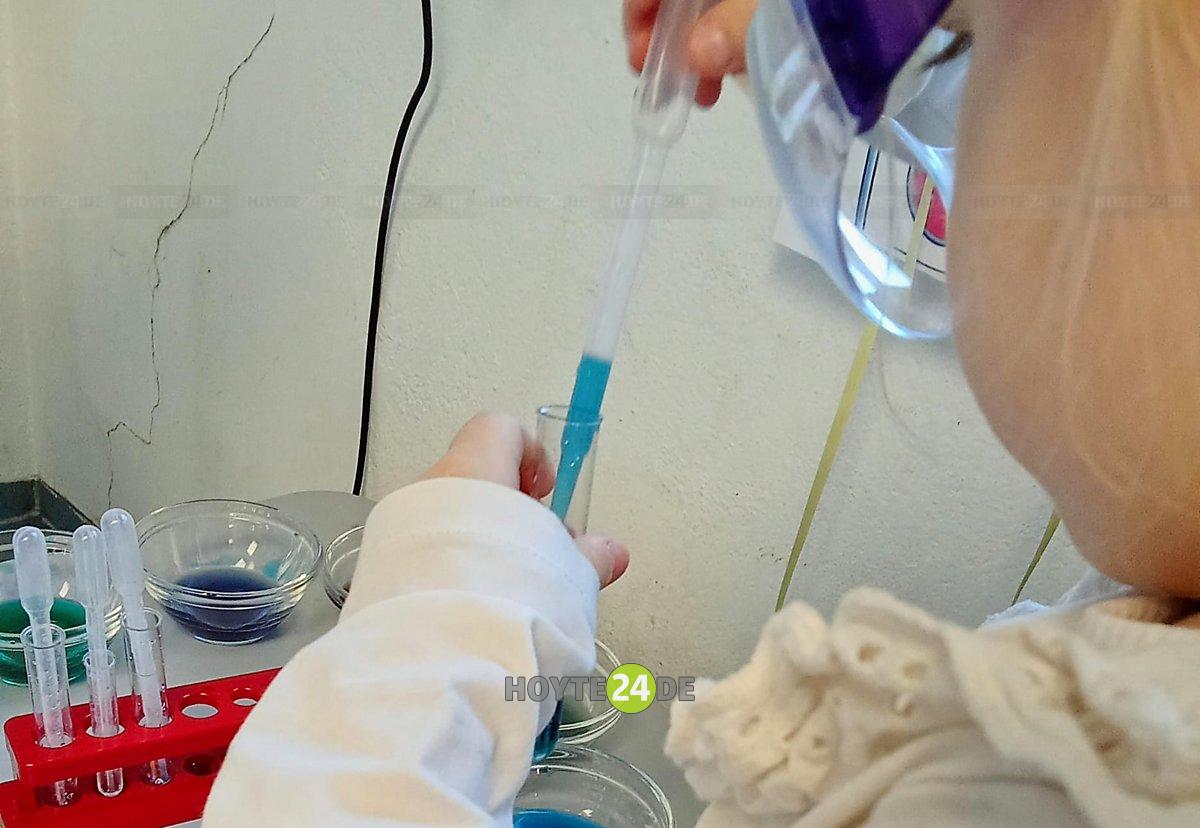 Man sieht ein Kind bei einem Chemie-Experiment.