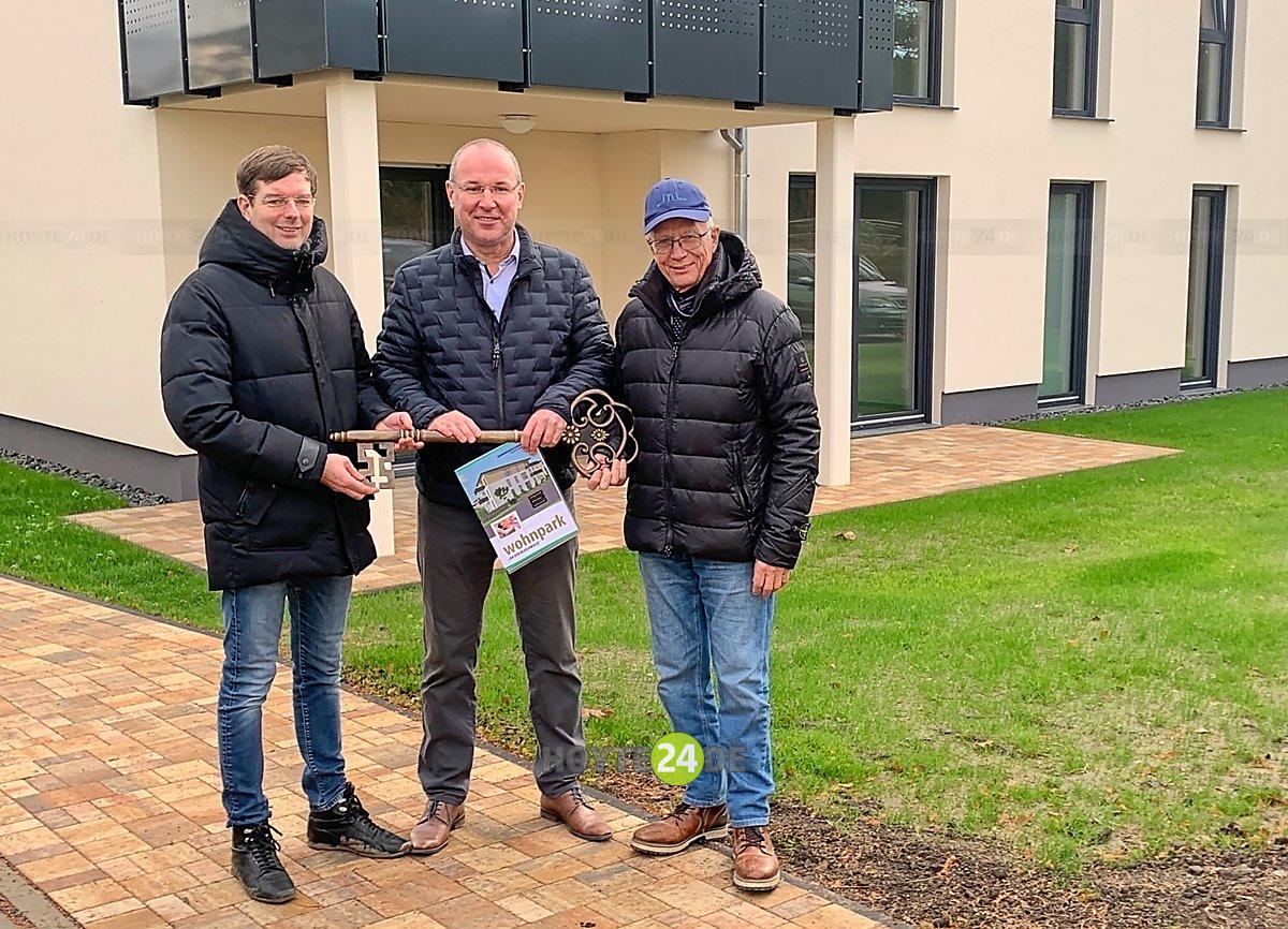 Man sieht Steffen Markgraf sowie Ottmar und Sven Jakubetz vor dem Neubau.