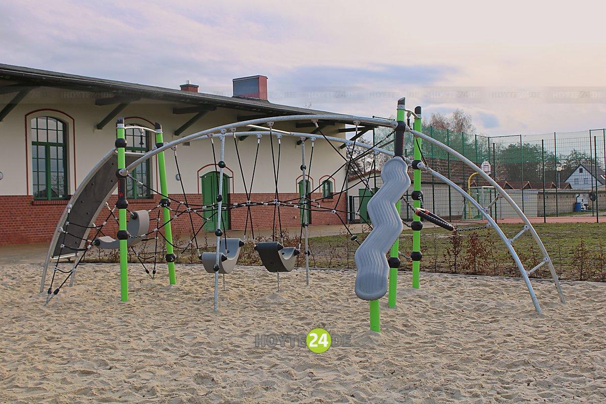 Man sieht ein neues Spielgerät am Alten Bahnhof.