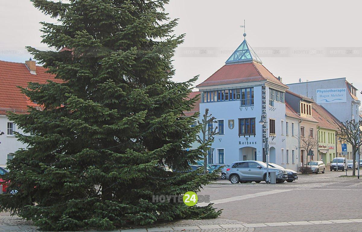 Man sieht den Markt von Wittichenau mit Rathaus und Weihnachtsbaum.