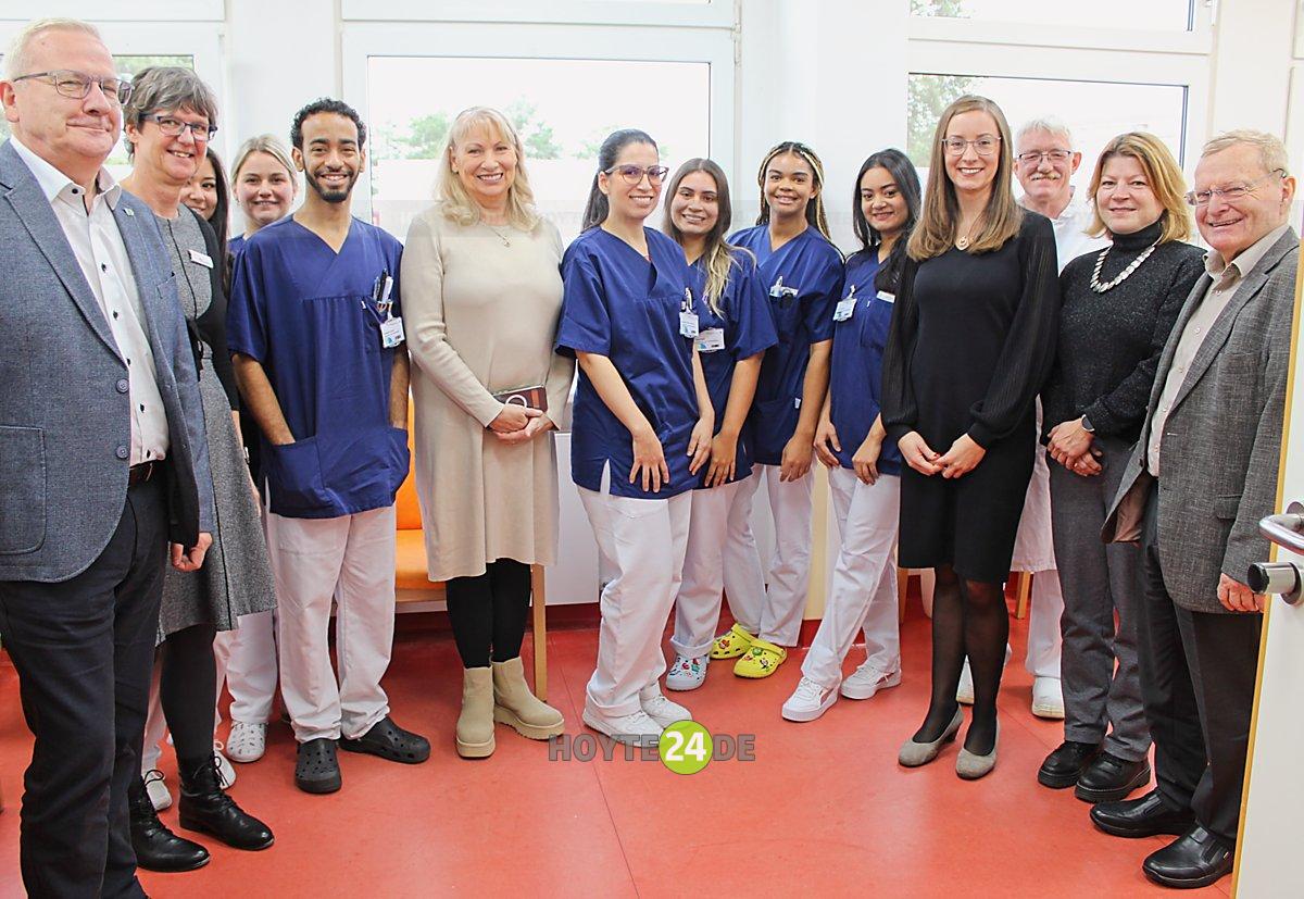 Man sieht Ministerin Petra Köpping unter anderem mit brasilianischen Pflegekräften im Seenland-Klinikum in Hoyerswerda.