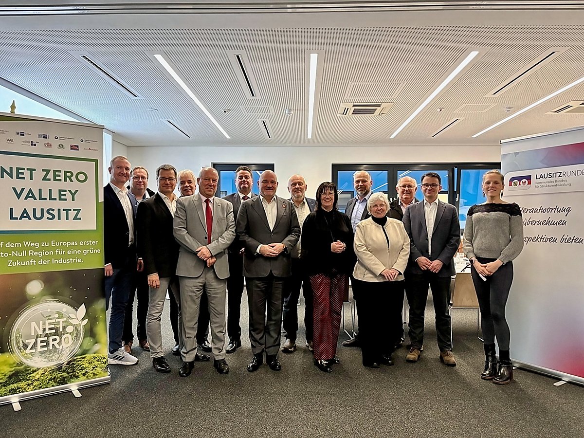 Man sieht diverse Bürgermeister der Lausitzrunde und Minister Robert Crumbach.