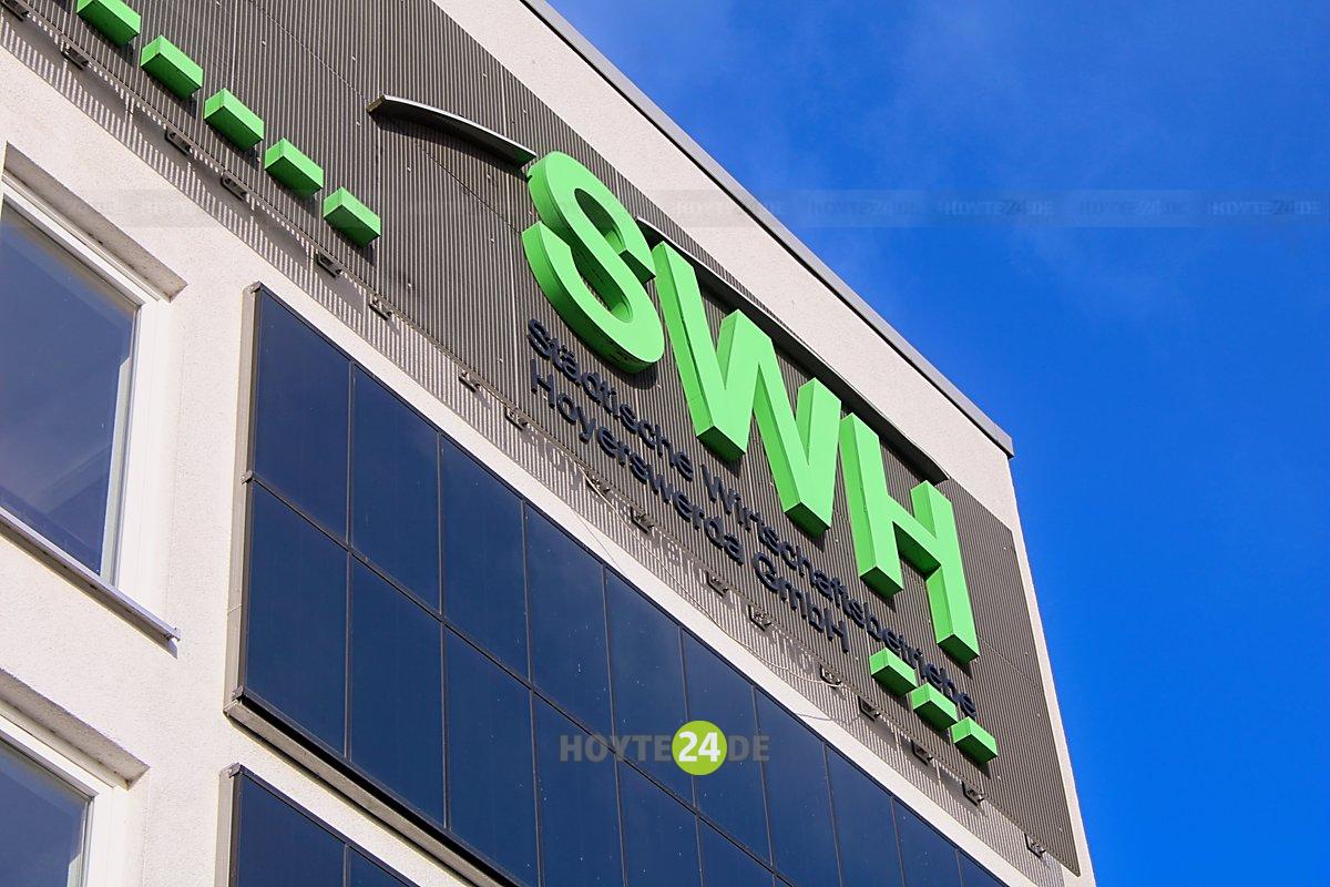 Man sieht das SWH-Schild am SWH-Gebäude.