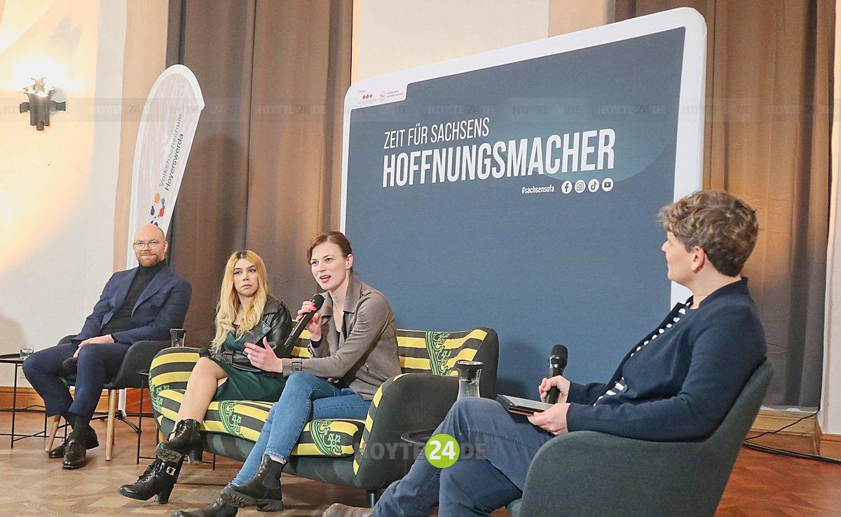 Man sieht Dr. Niklas Harder, Naija Karimi, Laura Stellbrink und eine Moderatorin.