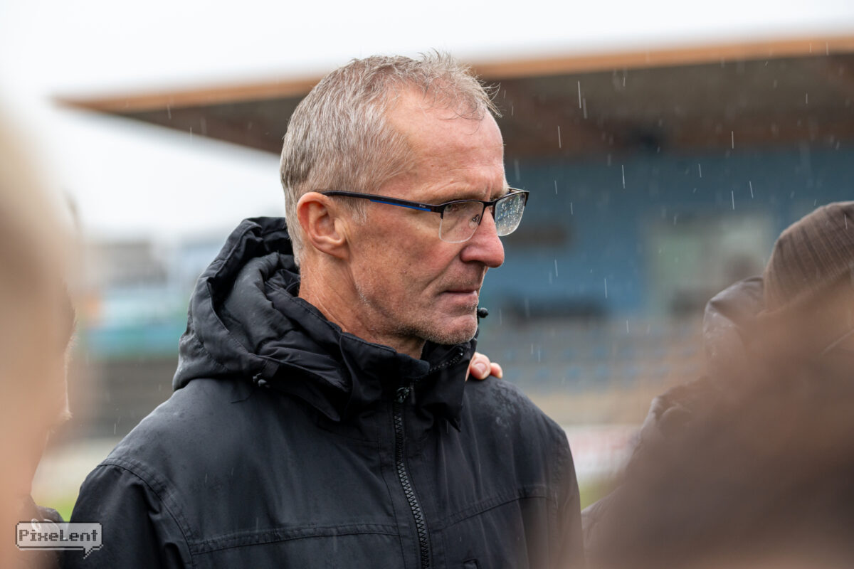 Man sieht HFC-Trainer Stefan Hoßmang.