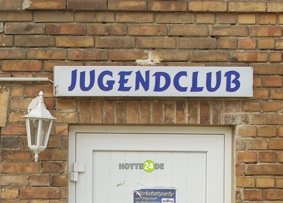 Man sieht ein Schild "Jugendclub".