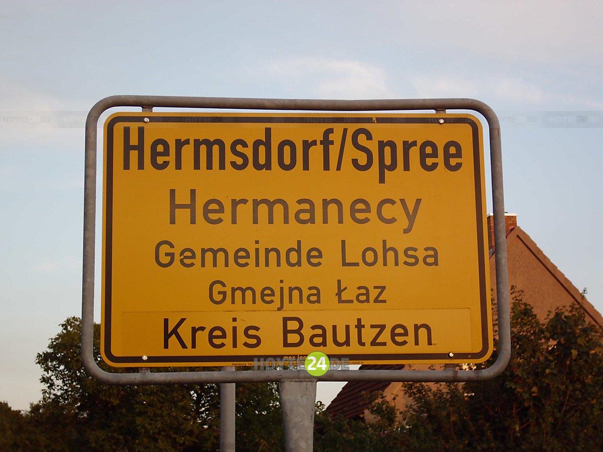 Man sieht das Ortseingangsschild von Hermsdorf / Spree.