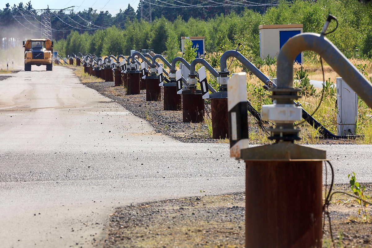 Man sieht einen Brunnenriegel am Tagebaurand.